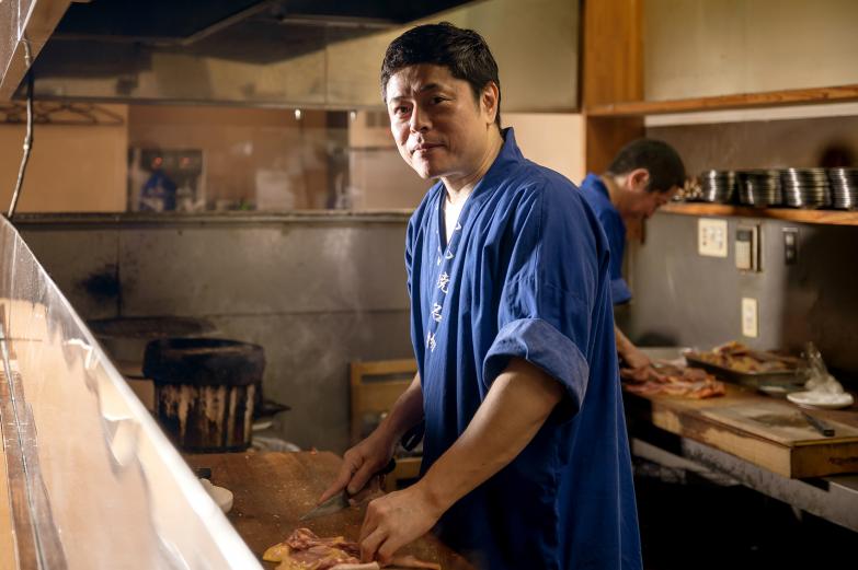 <span style="font-size:12px;">店主の染矢剛さん。家族で営んでいるアットホームなお店です。<br> 仕事帰りに立ち寄れば、焼き場の明かりと店主の笑顔が迎えてくれ、いつの間にか心がほどけていく、そんな都町の名店です。</span><br><br>