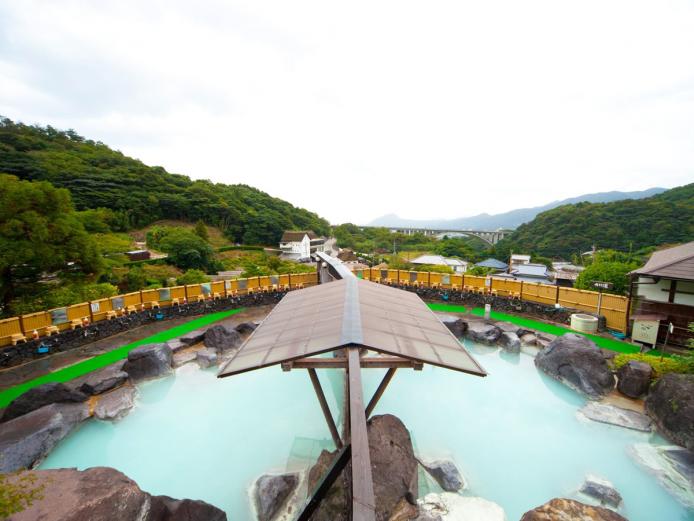 <span style="font-size:14px;">大露天風呂からは、明礬大橋や高崎山が一望できて気分爽快！<br>乳白色の湯は酸性の硫黄泉で、皮脂や汚れをスッキリと落としてくれる“シャンプー効果”があるそう。<br>洗浄・ピーリング効果が高いというだけあって、まさに“天然のエステ”といったカンジです。<br>お湯の温度もちょうど良くて、ゆっくりのんびり浸かりました。</span><br><br>