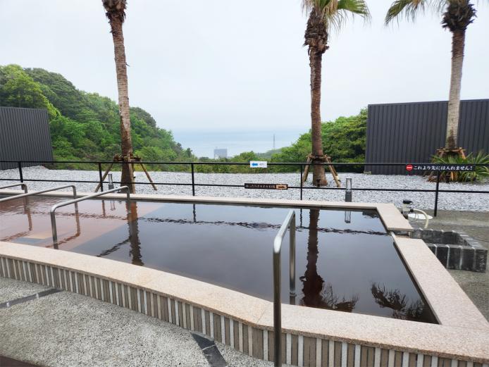 雄大な別府湾を眺める『西方の湯』。露天風呂エリアは2024年2月にリニューアルし、より広々と過ごしやすい空間に。多種多様な湯にゆったりとくつろげる休憩スペースなど、絶景と温泉を存分に堪能することができます。少し黒みがかった「モール泉」が特徴の内湯は、とろみのある湯が肌を包み身体の芯から温めてくれます。
