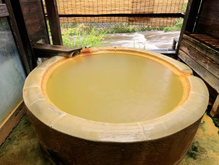貸切露天からも芹川を近くに望む