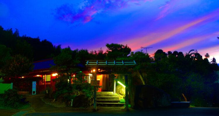 <span style="font-size:16px;"><a href="https://yunomoritakesen.jp/"> <span style="color:#C9F2E3;"><u>やすらぎの湯 ゆの杜竹泉</u></span></a><br > <span style="font-size:12px;"> 「翌朝の化粧のりが違う」と評判のアルカリ性の天然温泉。露天風呂のほか、釜湯、洞窟、岩盤浴付きなど、趣の異なる10の露天風呂もおすすめ。</span><br /> <span style="font-size:12px;"><span style="color:#FFFF00;">【スポット情報】</span><br /> 住所：大分県由布市挾間町来鉢影ノ木 1047-1<br /> TEL：097-583-4088<br /> 営業時間：11:00〜22:00(最終受付:平日 21:15、土･日曜、祝日21:30)<br /> 定休日：第1・3木曜※祝日の場合は営業</span><br /><br>