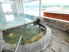 日田の街並みと自然を見渡せる展望大浴場の露天風呂