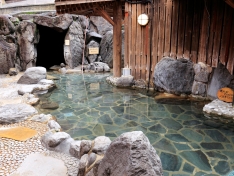 広々とした女性の岩風呂（露天）は開放感満点。お湯は保湿成分のメタケイ酸も豊富に含む