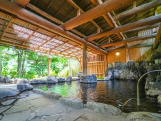 『慈恩の滝』をイメージして、滝が落ちるように湯が注ぐ大浴場