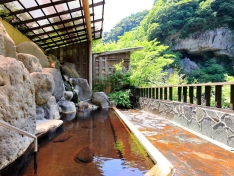 平家の落人が隠れ住んでいたとの伝説もある洞窟を借景にした「羅漢の湯」