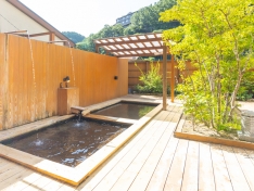 床や湯船に木をふんだんに使った「癒遊湯」の露天風呂