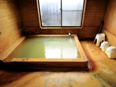 貸切風呂の広さは様々。とろりとした浴感の湯を独り占め