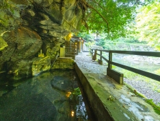 混浴の「壁湯天然洞窟温泉」。女性は湯浴み着（無料貸出あり）の着用OK