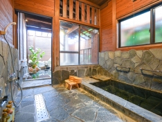 内湯付きの露天風呂は山側、川側に１つずつ。2人には贅沢な広さ